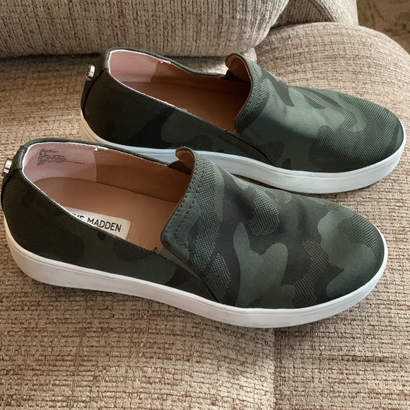 Steve Madden Zayna shiny green camo 1.5” height white soles sz9.5 run small - Picture 5 of 8